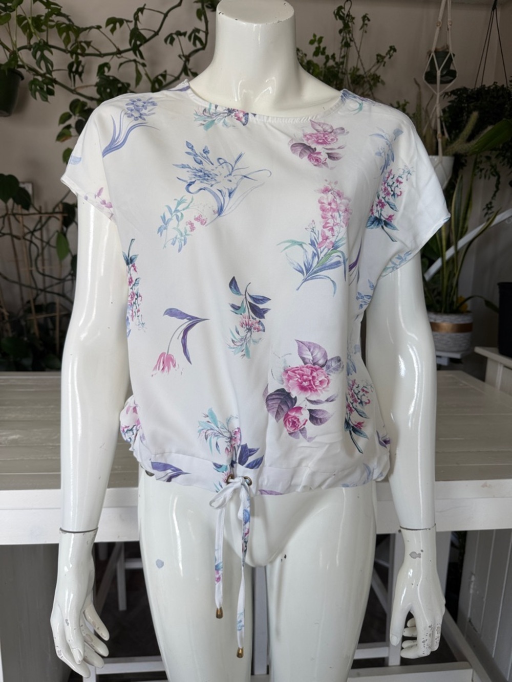 Suzy Shier White Floral Tie-Hem Blouse with Pink & Purple Blooms XS NWOT